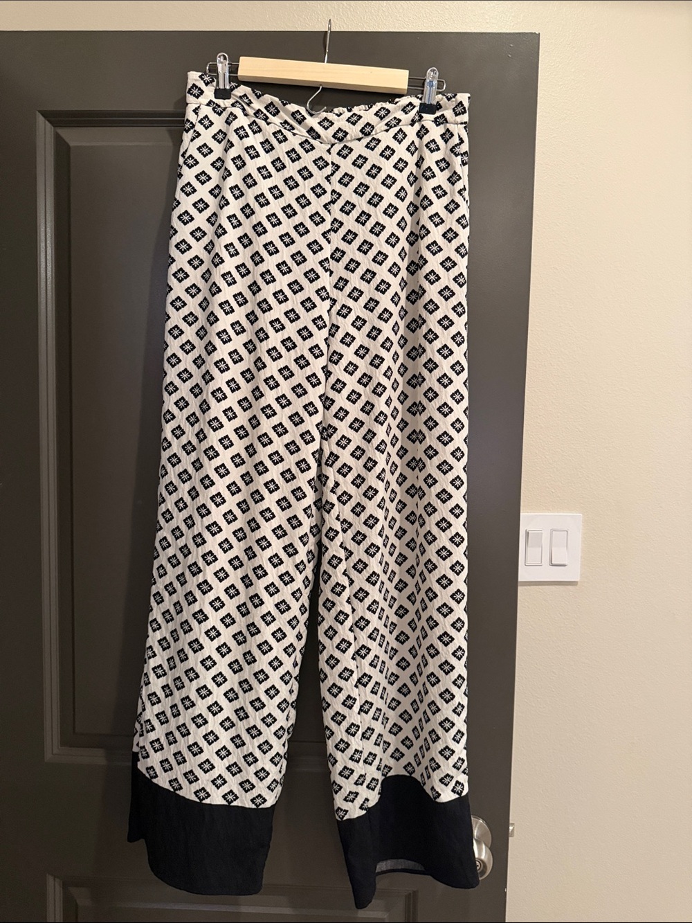 Zara Women's Black & White Wide Leg Patterned Pants
